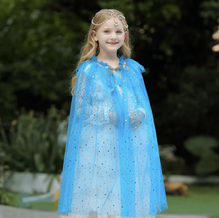 Meisje draagt een blauwe prinsessencape van tule met goudkleurige sterren en een striksluiting bij de hals