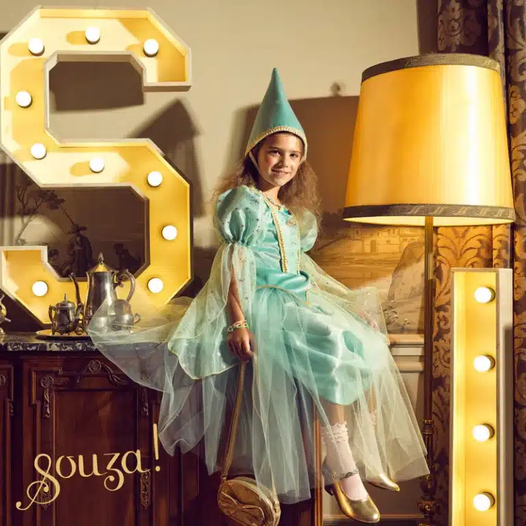 Meisje draagt de mintgroene Souza-prinsessenjurk Victoria met tule rok, puntmuts en glanzende gouden schoentjes.