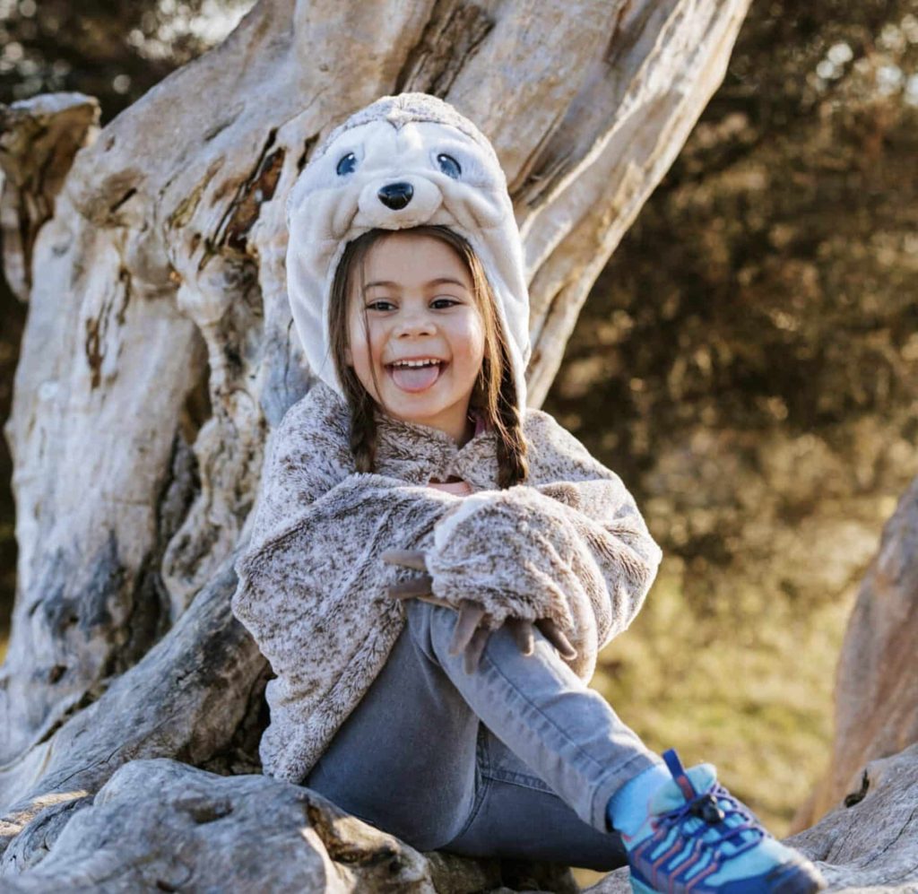 Meisje verkleed als zeehond