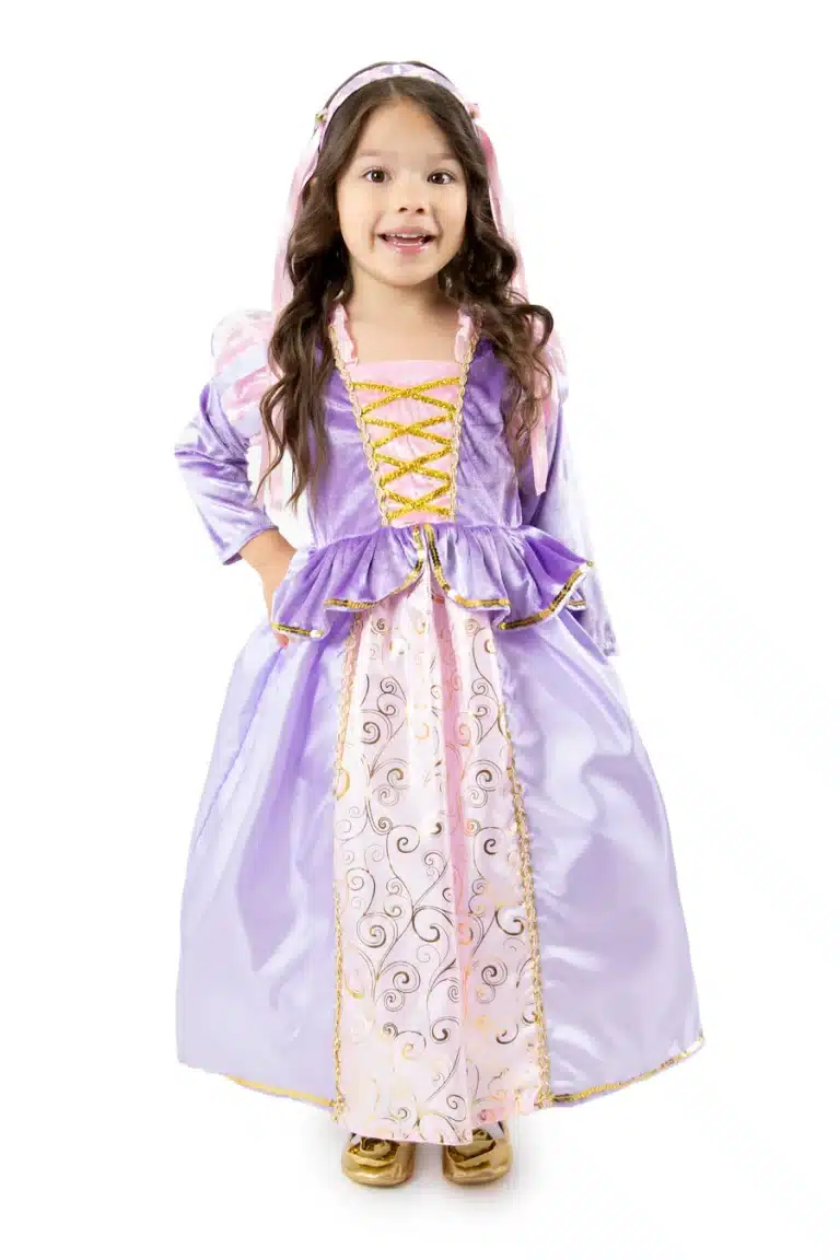 Meisje draagt de Rapunzel-haarband van Little Adventures bij een lila prinsessenjurk, met roze sluier en lange vlecht.