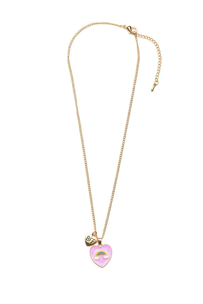 Goudkleurige ketting BFF met roze hartvormige hanger, regenboog en BFF-bedeltje op een witte achtergrond