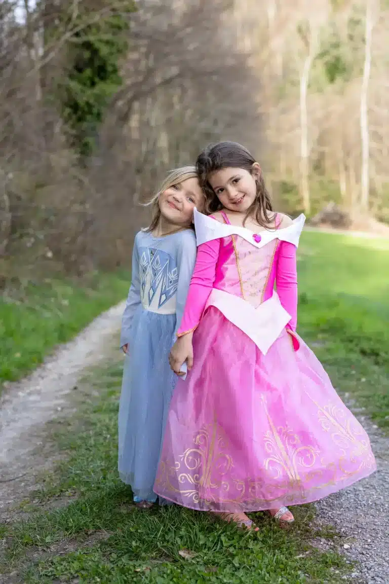 Twee meisjes die een prinsessenjurk met hoepel dragen