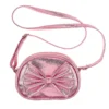 Souza schoudertas voor kinderen in glanzend roze metallic met grote strik, ritssluiting en verstelbaar schouderbandje.